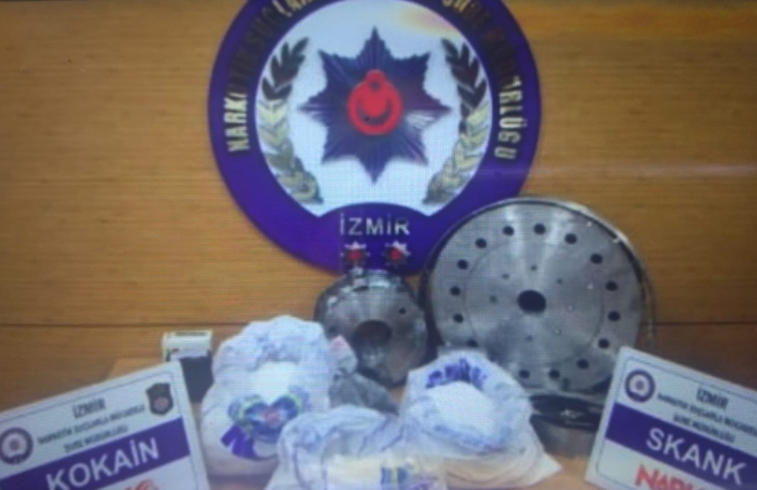 Aliağa ve İzmir narkotik suçlarla mücadele birimlerinden Operasyon:7 kilo kokain ele geçirdi.