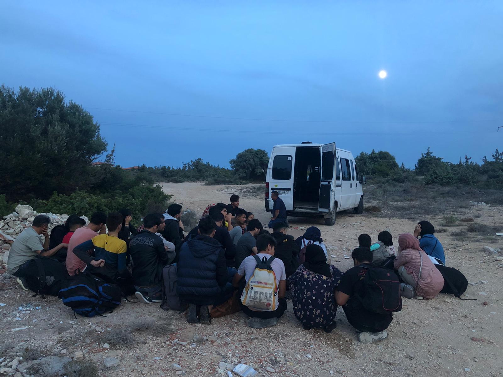 Çeşme'de 56 Düzensiz Göçmen Yakalandı