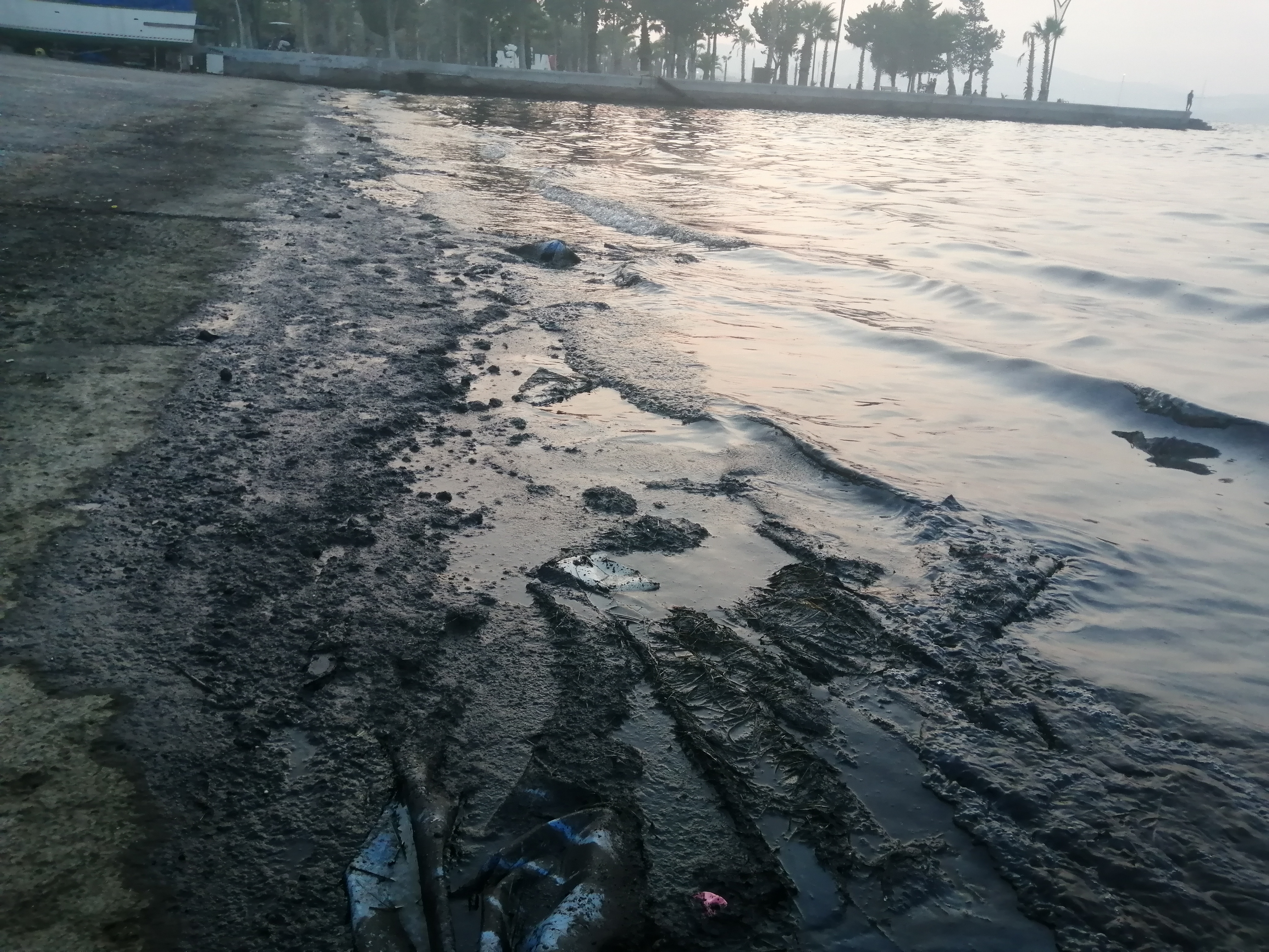 Petrol türevi atıklar denize sızmıştı, firmaya 150 bin lira ceza yolda