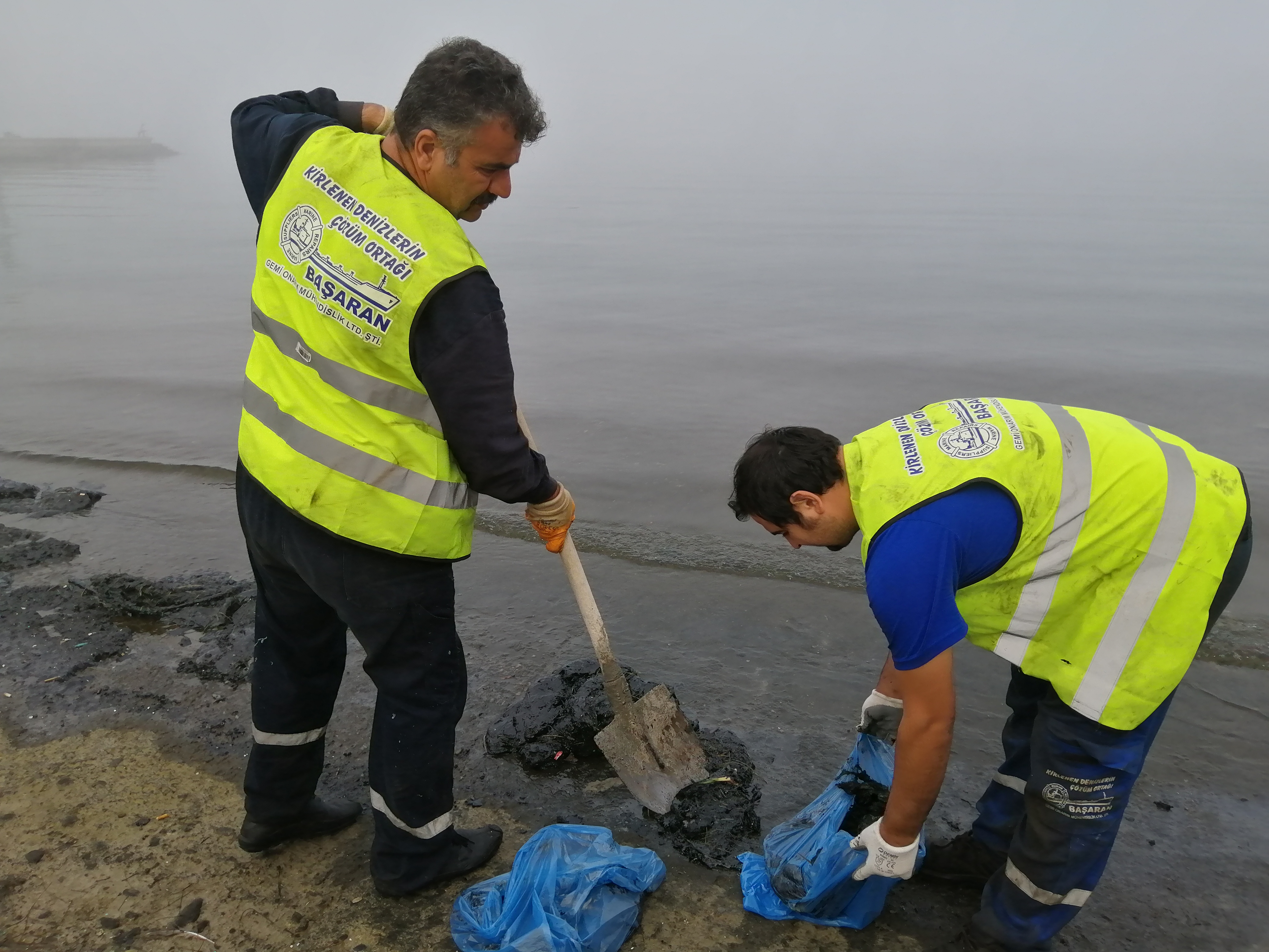 Aliağa'da deniz temizlik çalışmaları sürüyor