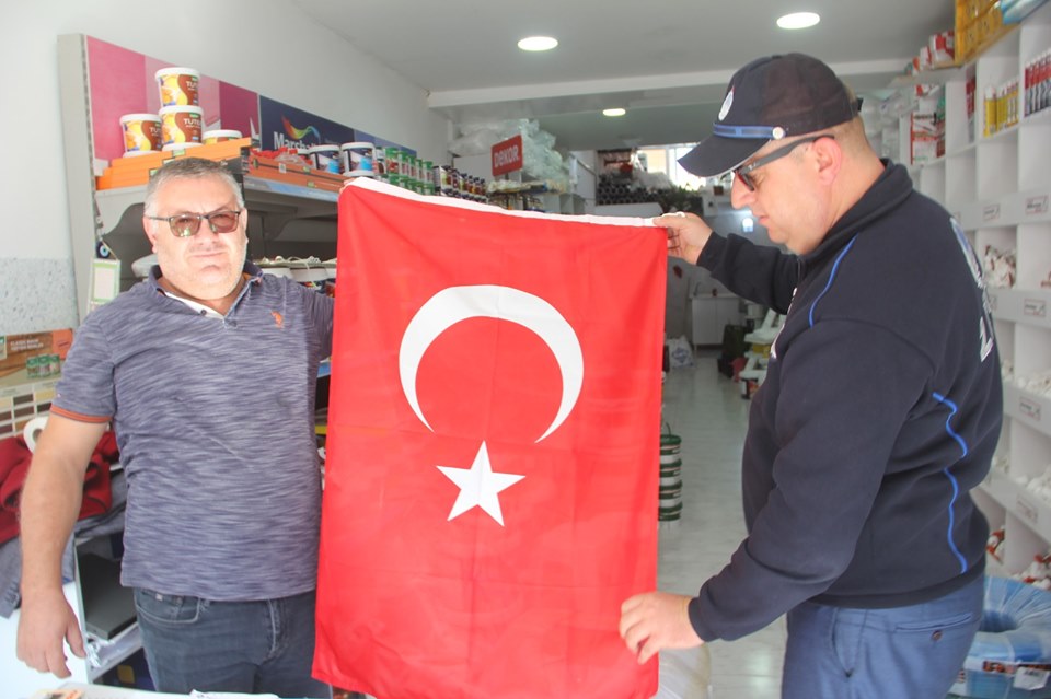 Kınık Belediye Başkanlığı Türk Bayrağı Dağıttı