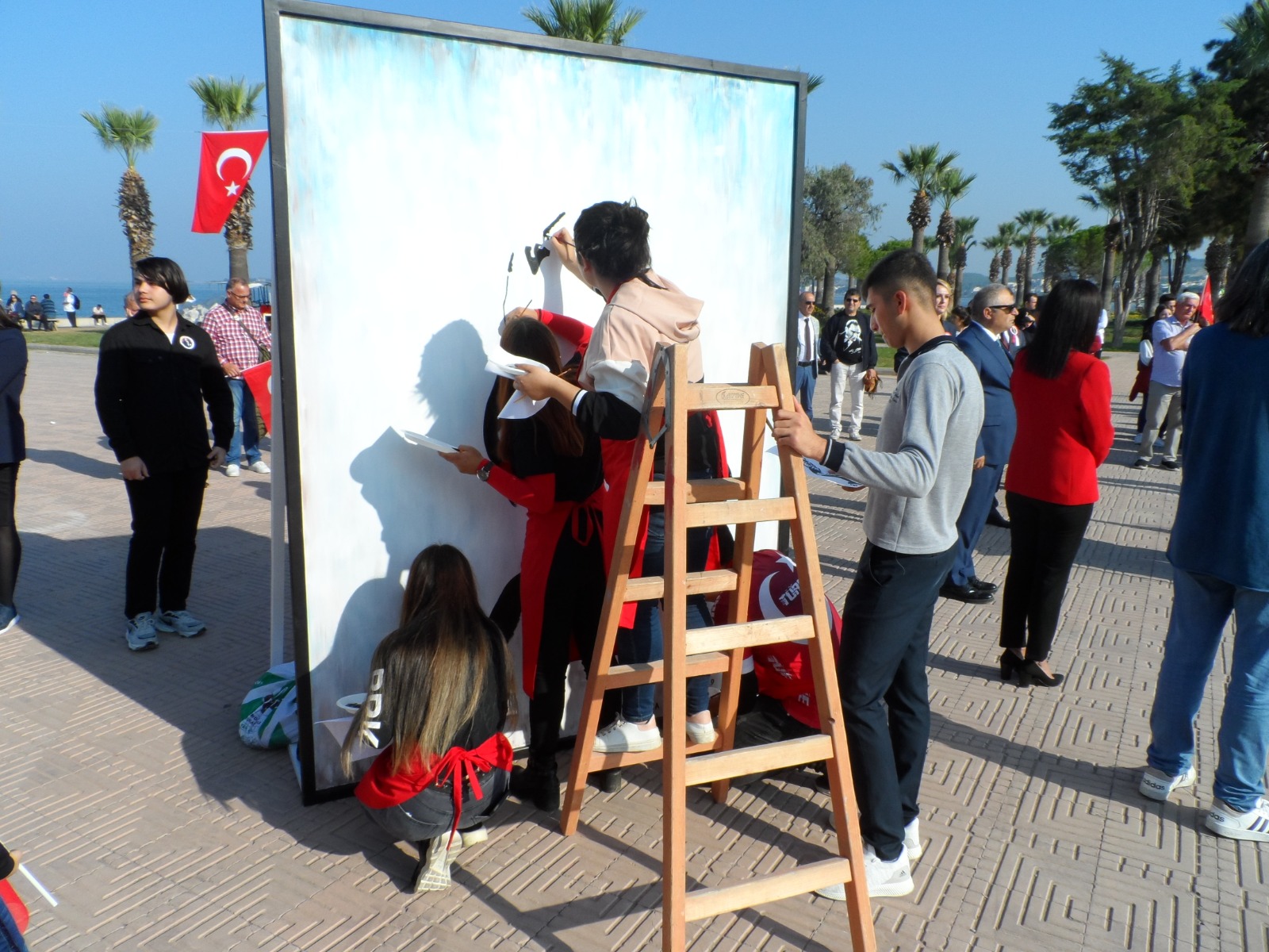 Program esnasında Atatürk portresi çizdiler