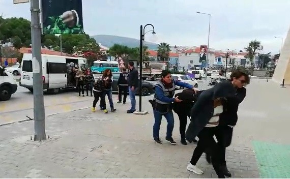 İzmir'de masaj salonlarına fuhuş baskını: 12 tutuklama