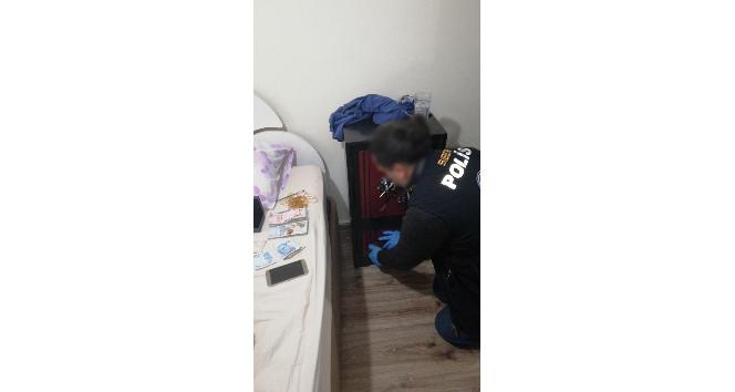 İzmir'de iki ayrı kaçakçılık operasyonu: 4 gözaltı