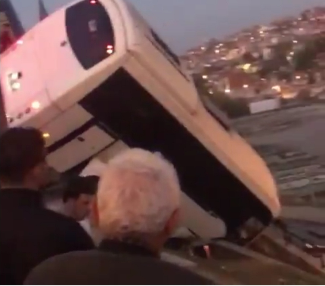 İzmir'de servis midibüsü kaza yaptı:1'ağır 7 kişi yaralandı.