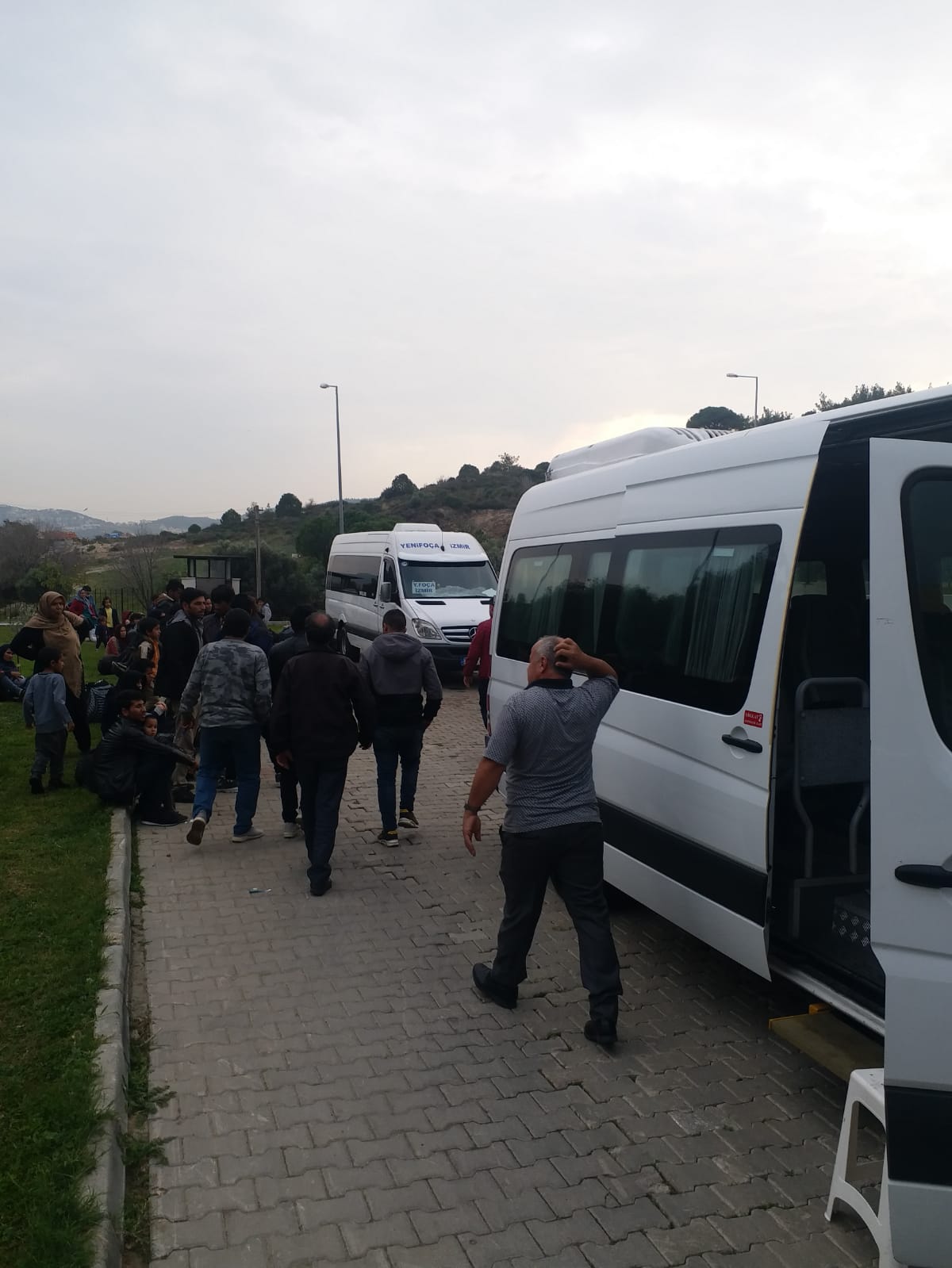 Foça'da durdurulan araçtan 21 göçmen çocuk çıktı