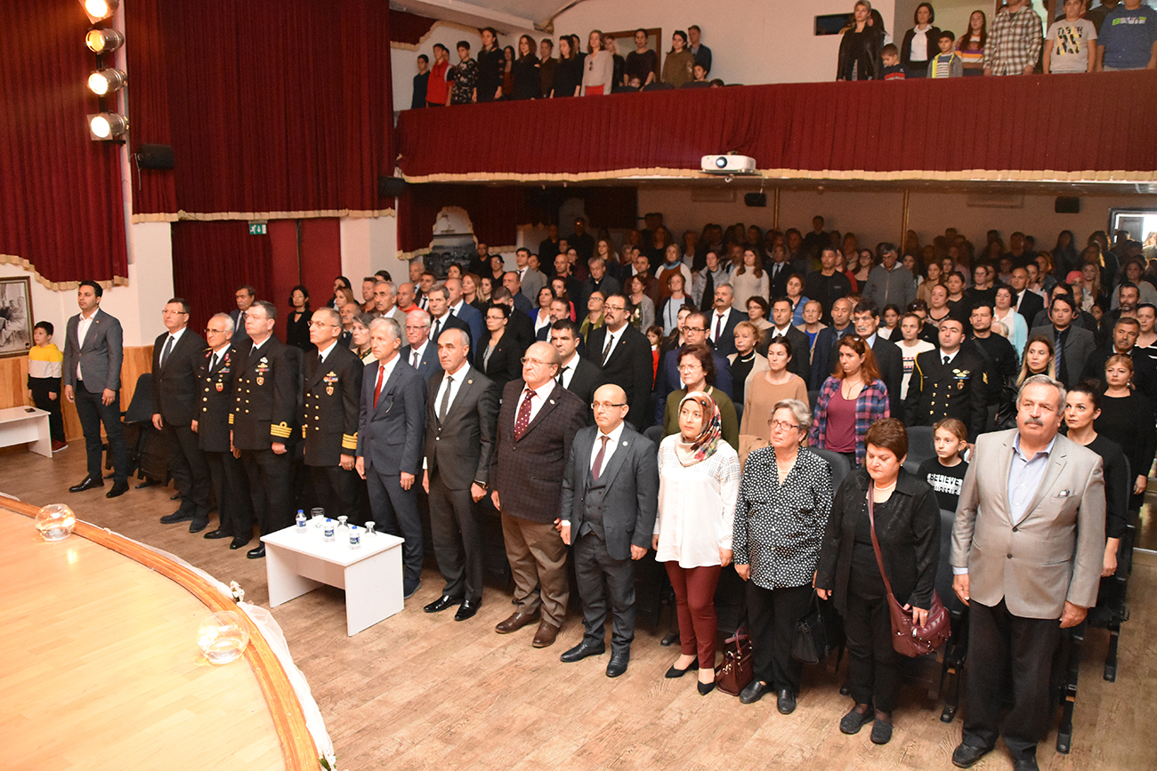 Foça'da ''Öğretmenler Günü'' Kutlandı