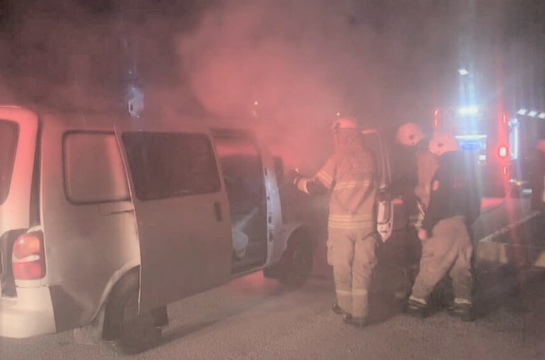 Aliağa'da seyir halindeki kamyonette yangın