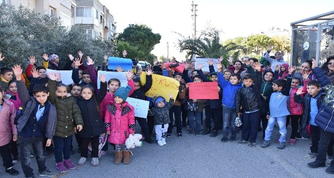 Minik öğrenciden Cumhurbaşkanına mektup: "Servis beklerken üşüyorum"