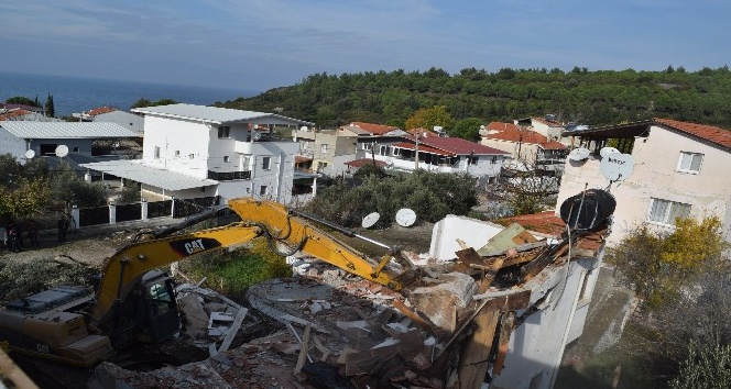 Ormanlık alana inşa edilen evlerin yıkımı 4. gününde