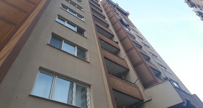 İzmir'de 4. kattan beton zemine düşen 2 yaşındaki minik Helin öldü