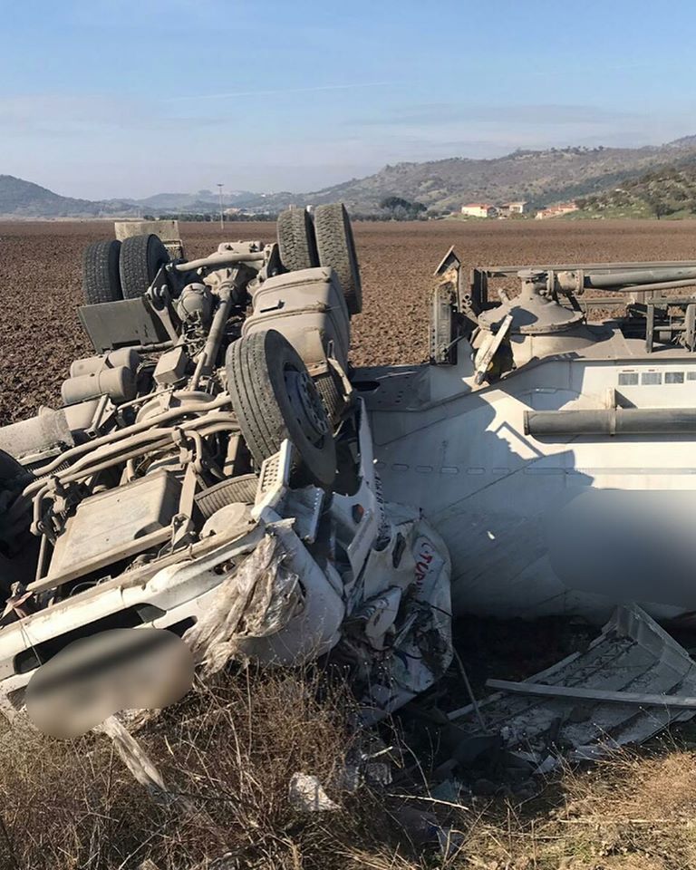 Bergamada çimento yüklü tır devrildi: 1 yaralı