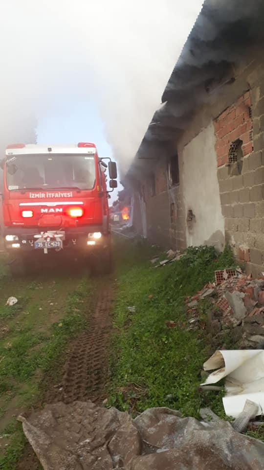 İzmir'de ahşap sandalye fabrikasında yangın