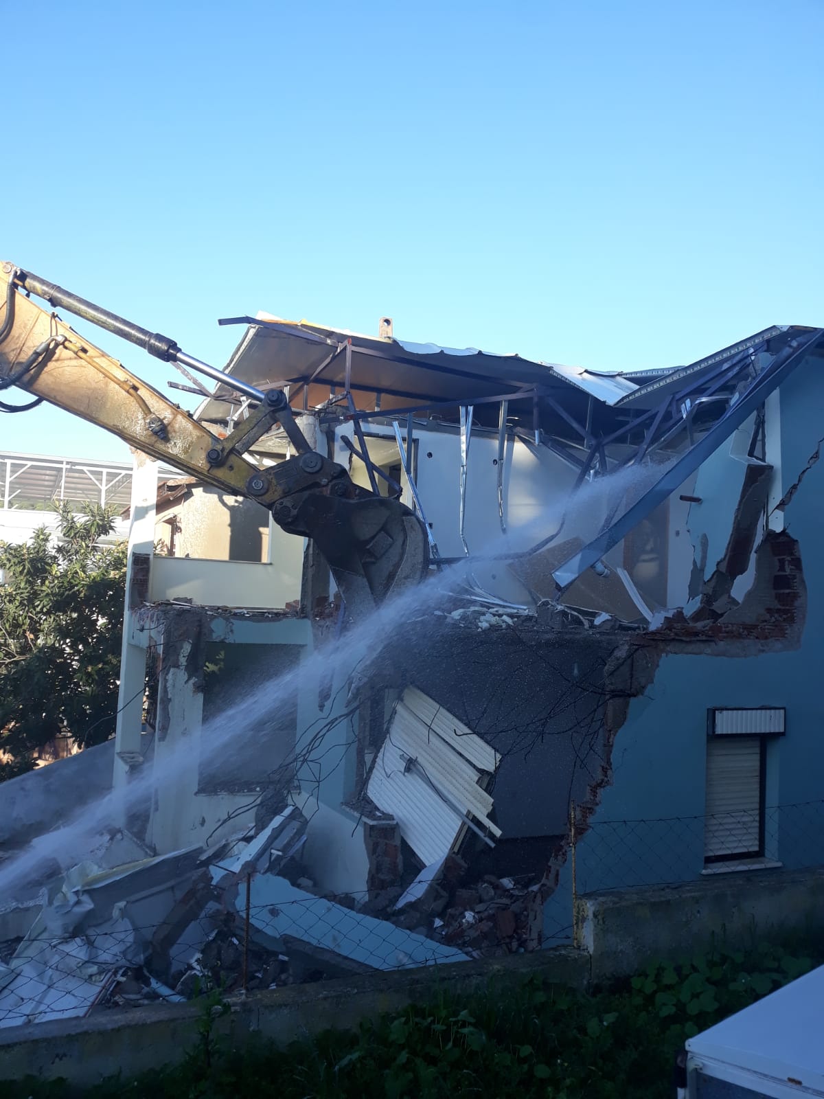 Aliağa'da kaçak olduğu iddia edilen 7 ev yıkılıyor
