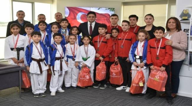 Aliağalı genç sporculardan Başkan Acar'a ziyaret