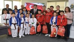 Aliağalı genç sporculardan Başkan Acar'a ziyaret