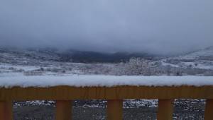 İzmir'de soğuk hava etkili oldu, yüksek kesimler beyaza büründü