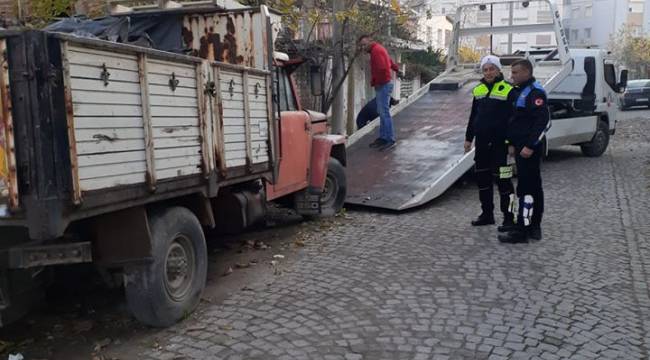  Bergama'da hurda araçlar kaldırılıyor