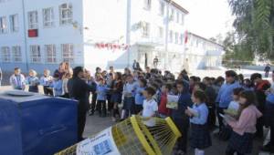 Çiğli Belediyesinden okullara "çevre dostu" hediye