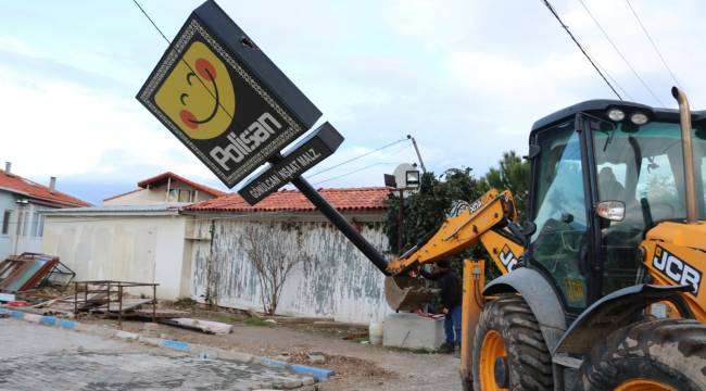 Foça'da fırtına, tekneleri batırdı