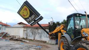 Foça'da fırtına, tekneleri batırdı