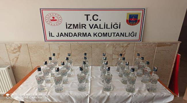 Foça'da otomobil bagajında sahte rakı ele geçirildi