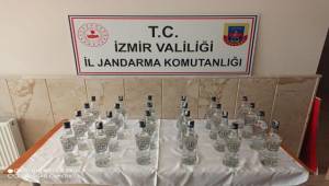 Foça'da otomobil bagajında sahte rakı ele geçirildi
