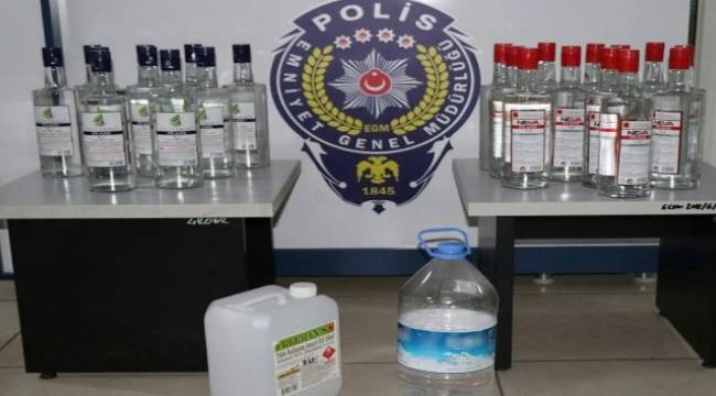 Foça'da yılbaşı öncesi bin 229 şişe kaçak içki ele geçirdi