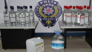 Foça'da yılbaşı öncesi bin 229 şişe kaçak içki ele geçirdi