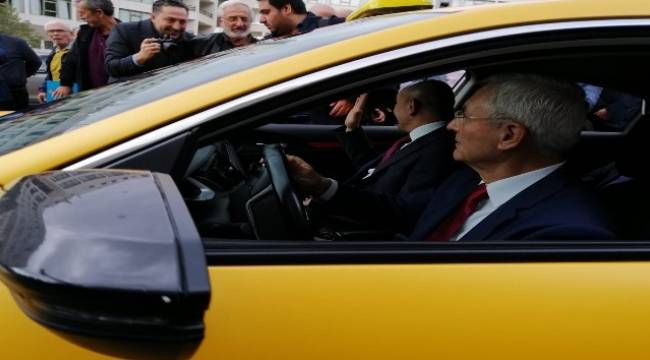 İzmir'de dijital ve VIP taksiler görücüye çıktı
