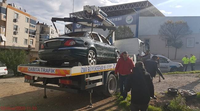 İzmir'de hurda araçlar Menemen'deki otoparka çekiliyor 