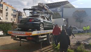 İzmir'de hurda araçlar Menemen'deki otoparka çekiliyor 