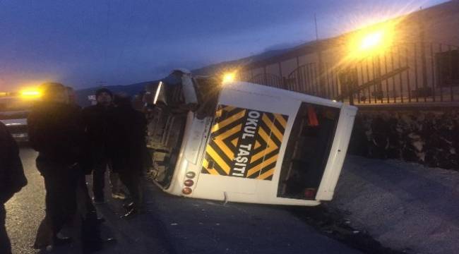 İzmir'de servis aracı devrildi: 8 yaralı