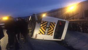 İzmir'de servis aracı devrildi: 8 yaralı