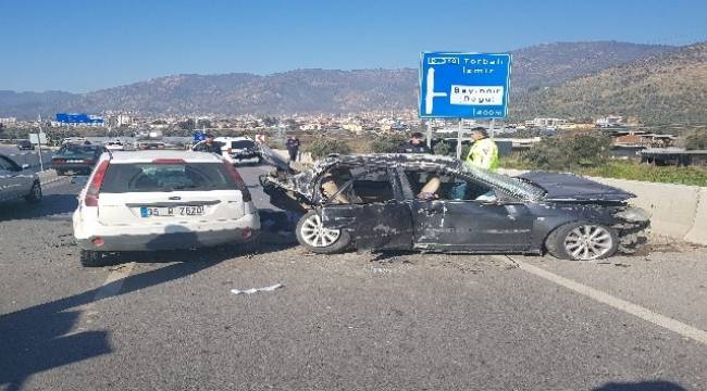 İzmir'de Trafik kazası ; 3'ü ağır 8 yaralı