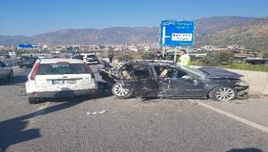 İzmir'de Trafik kazası ; 3'ü ağır 8 yaralı