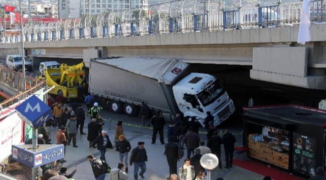 İzmir'de yasaklı yola giren tır, köprüye takıldı