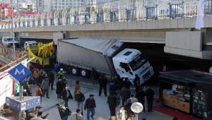 İzmir'de yasaklı yola giren tır, köprüye takıldı