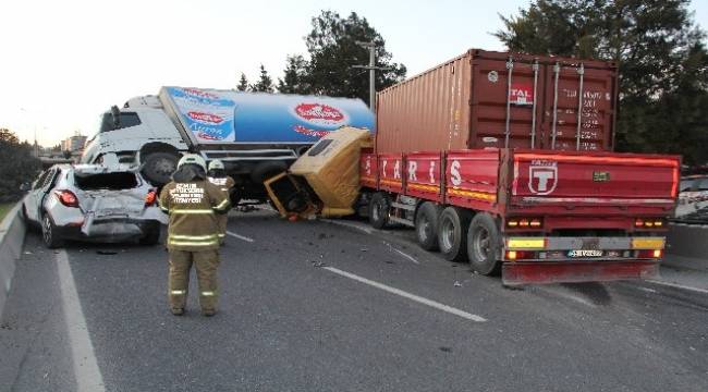 İzmir'de zincirleme kaza: 1'i ağır 6 yaralı