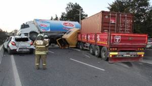 İzmir'de zincirleme kaza: 1'i ağır 6 yaralı