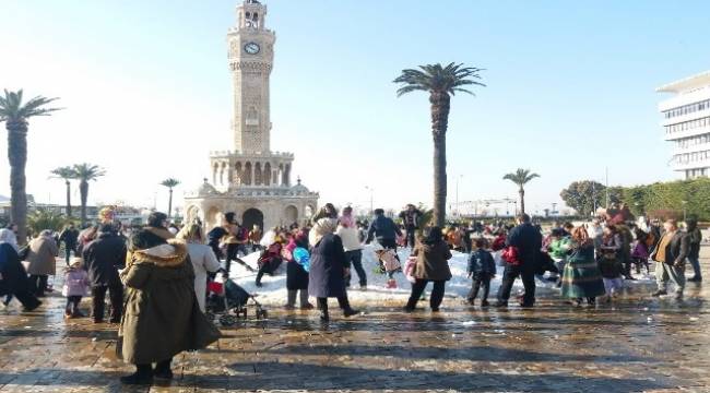 Kar yağmayan İzmir'e kamyonlarla kar getirdiler