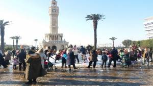 Kar yağmayan İzmir'e kamyonlarla kar getirdiler