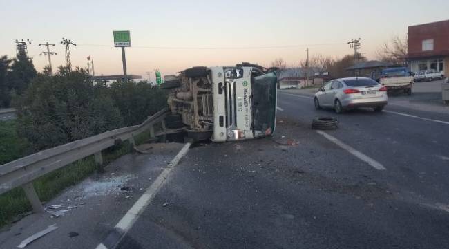 Menemen'de belediyeye ait çöp kamyonu devrildi: 3 yaralı