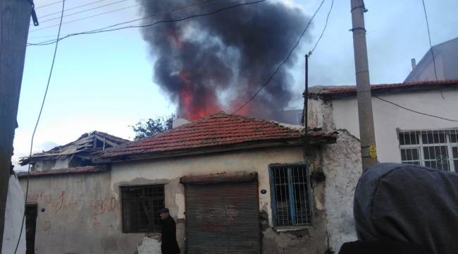 Menemen'de korkutan ev yangını