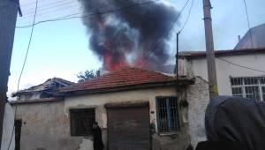 Menemen'de korkutan ev yangını
