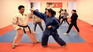 O ilçede kadınlara "yakın savunma" eğitimi