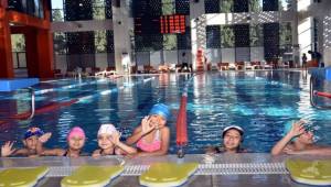 Yarı Olimpik Kapalı Yüzme Havuzu Her Mevsim Hizmet Veriyor