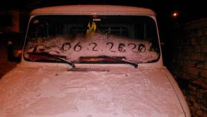 Aliağa'nın yüksek kesimlerine kar yağdı