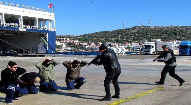 Çeşme'de limanda nefes kesen tatbikat