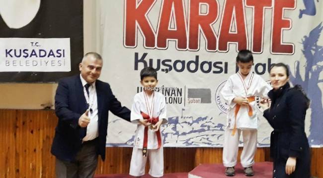 Foçalı Karateci Kardeşler Kuşadasında Madalyaları Topladılar